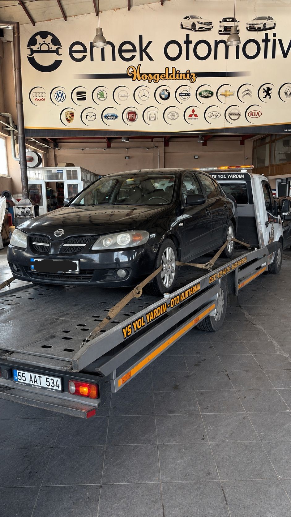 Serviste çekici üzerinde taşınan araç