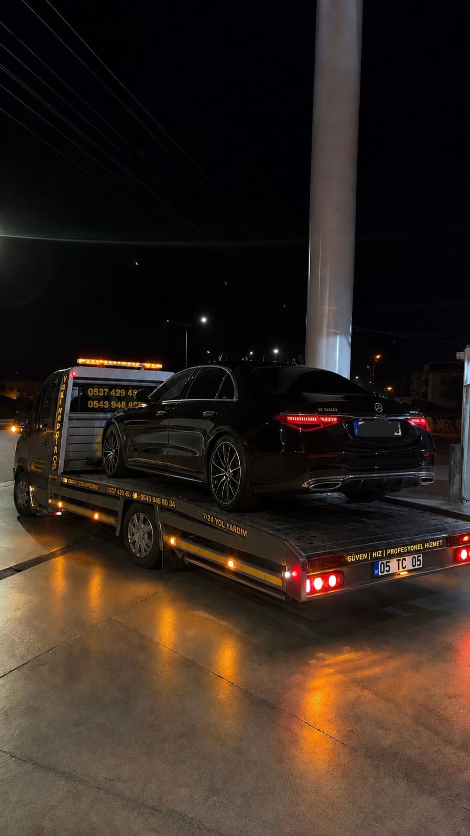 Gece çekici üzerinde lüks araç taşıma